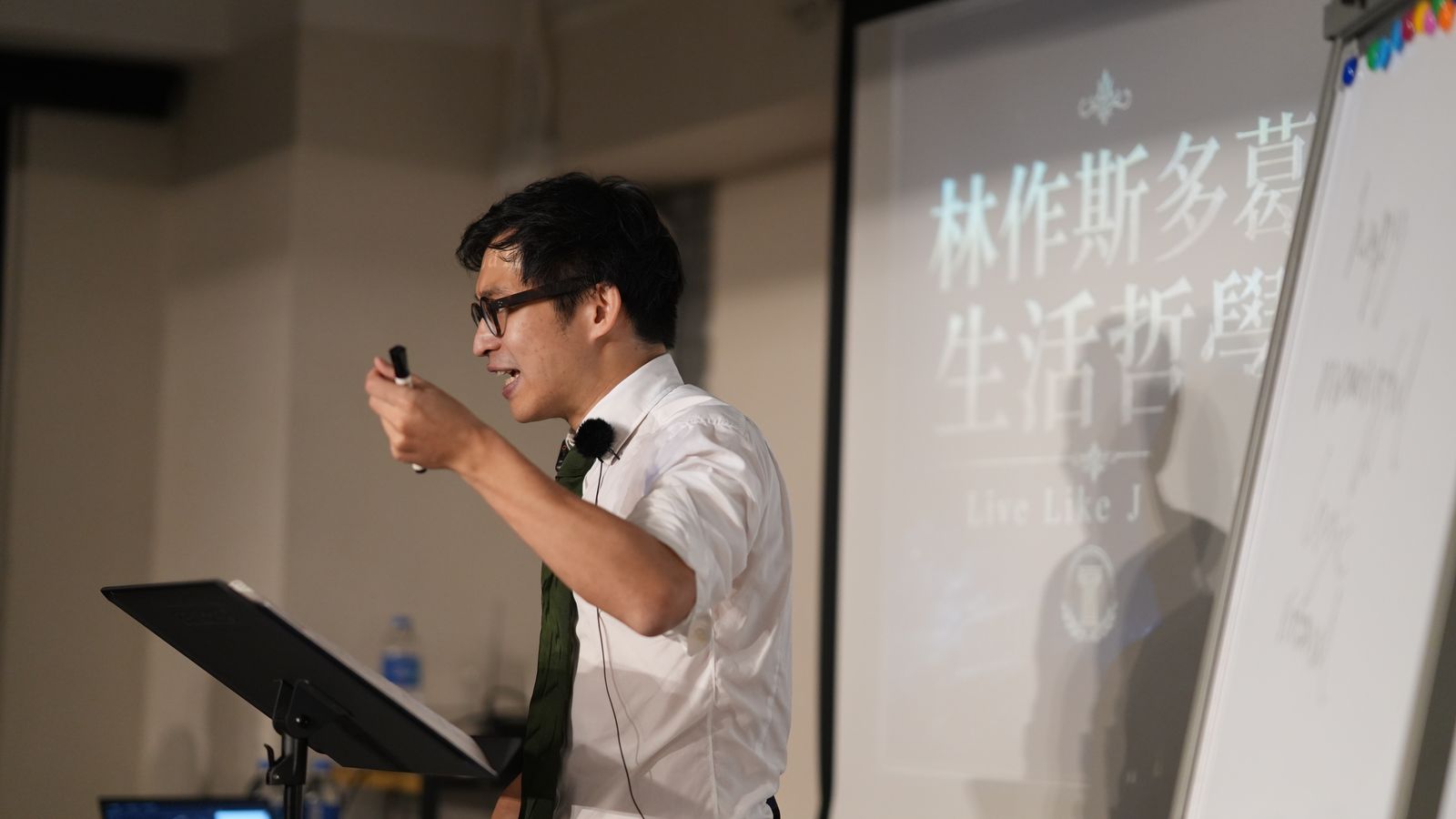 林作在白板前講課
